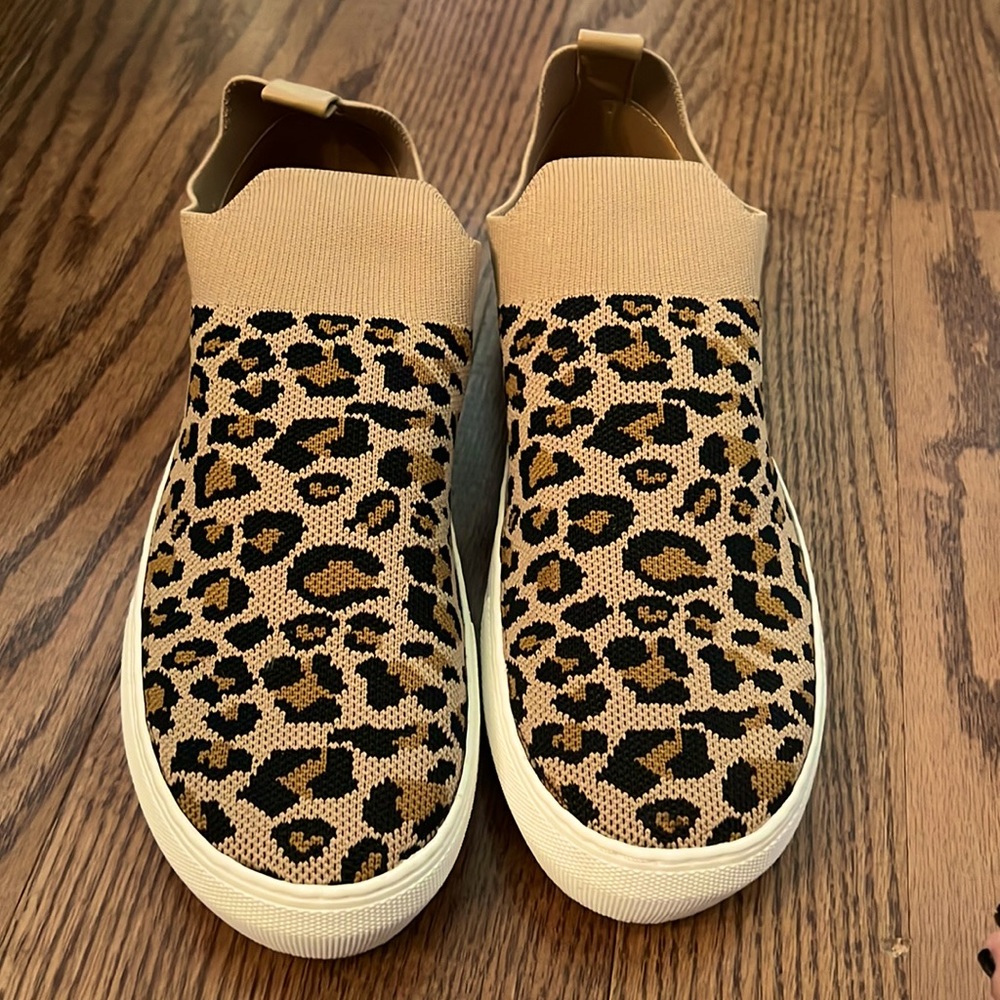 Wonderly by Belk Leopard Bryna slip ons Brand New